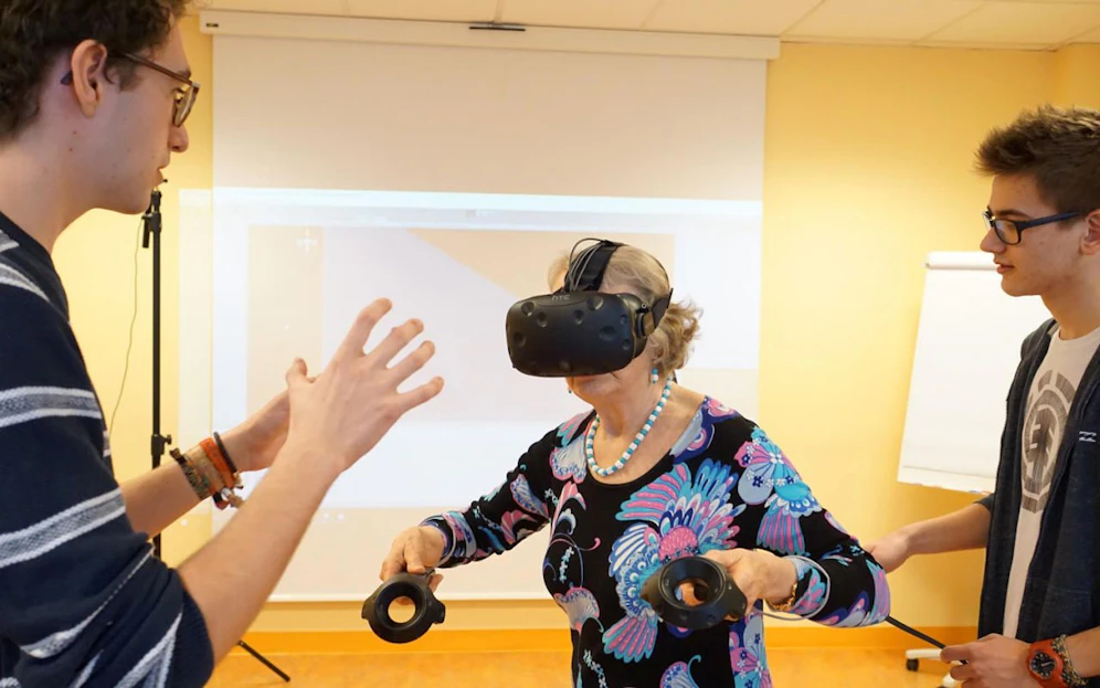 Mit der VR-Brille reisen die Senioren in den Weltraum.