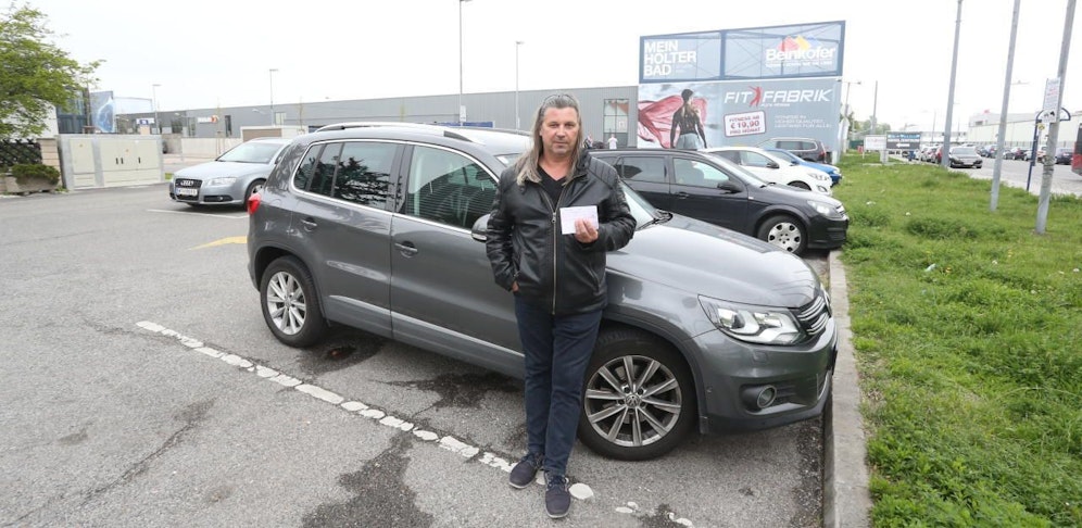 Christian O. soll 180 Euro Strafe für 10 Minuten Parken bezahlen. 