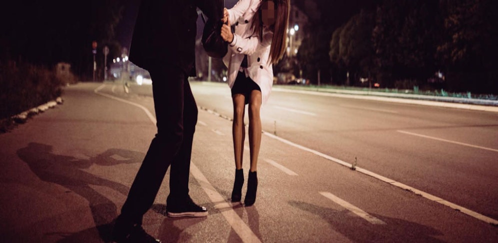 Der Unbekannte wollte die Handtasche der Frau stehlen