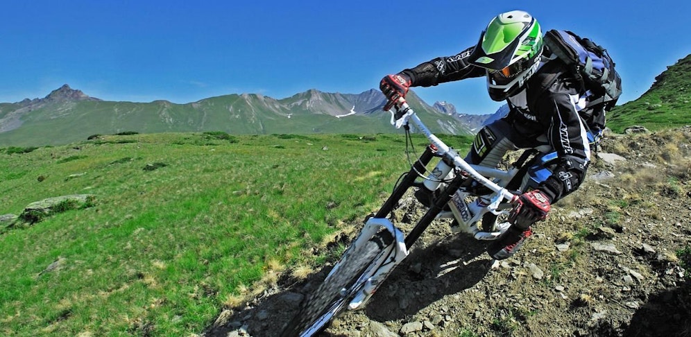 Mountainbiker fährt bergab. Symbolbild