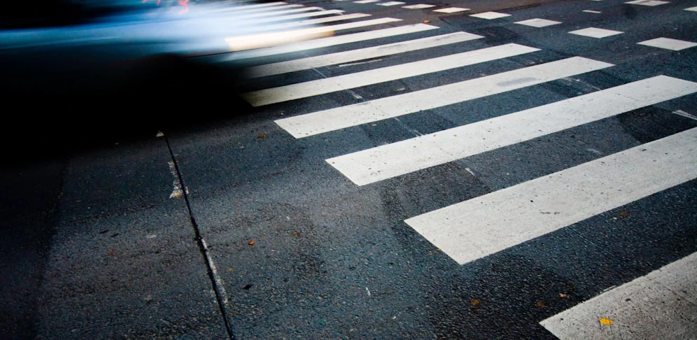 Eine Frau wurde beim Überqueren der Straße von einem Auto erfasst