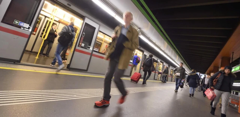 Station Karlsplatz. Die Linien U1 und U4 fahren streckenweise wegen eines Brandes nicht.