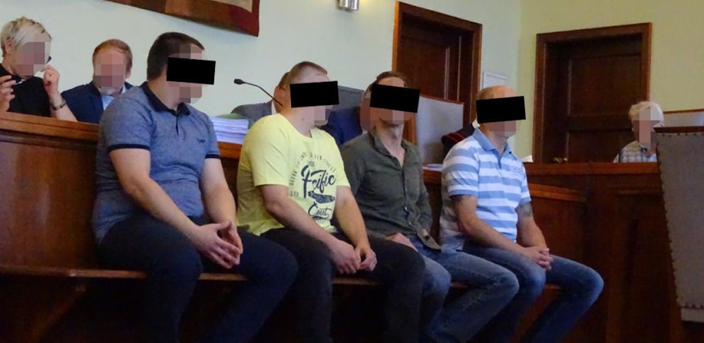 Die vier Polen vor Gericht.