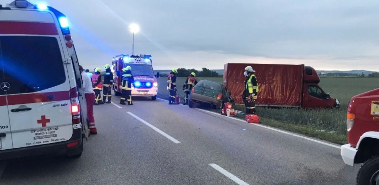 Heute.at - Pkw kracht in Klein-Lkw: Zwei Schwerverletzte