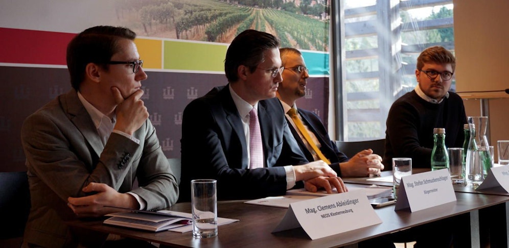 Clemens Ableidinger (Neos), Bürgermeister Stefan Schmuckenschlager (VP), Vizebürgermeister Roland Honeder (VP) und Darius Djawadi (Neos).