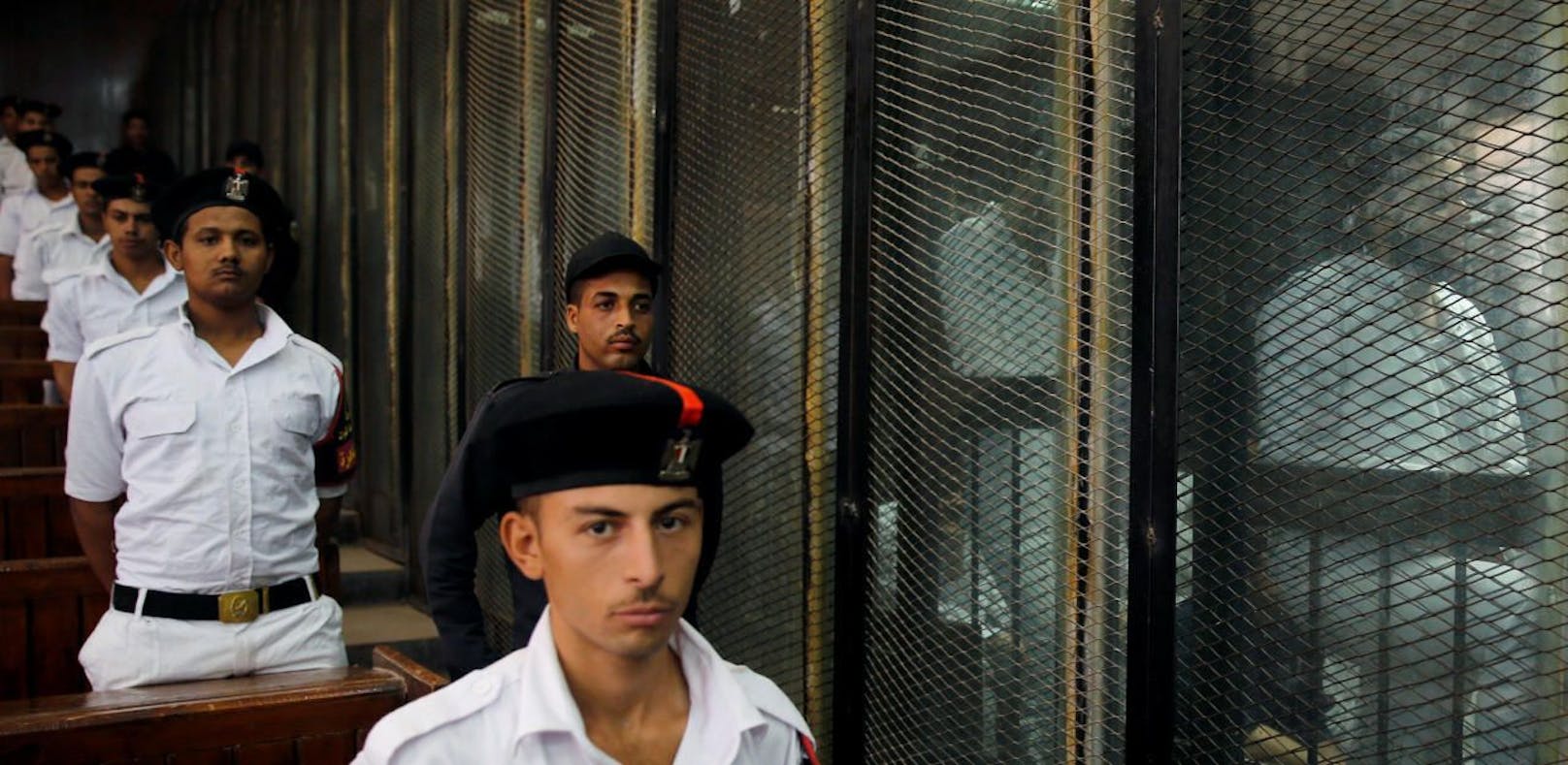 Die ägyptische Polizei bewacht die Angeklagten.
