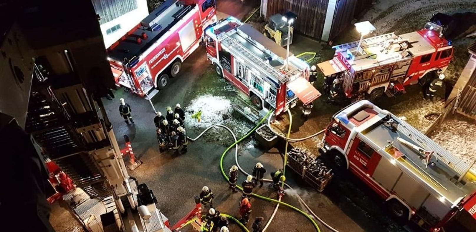 13 Feuerwehren kämpfen gegen Großbrand