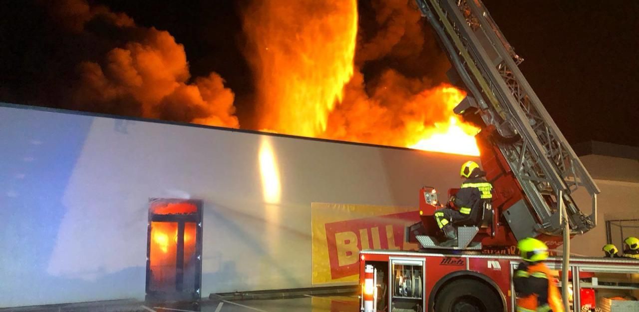 Heute.at - Filial-Brand: Billa dankt Feuerwehr mit Gutscheinen