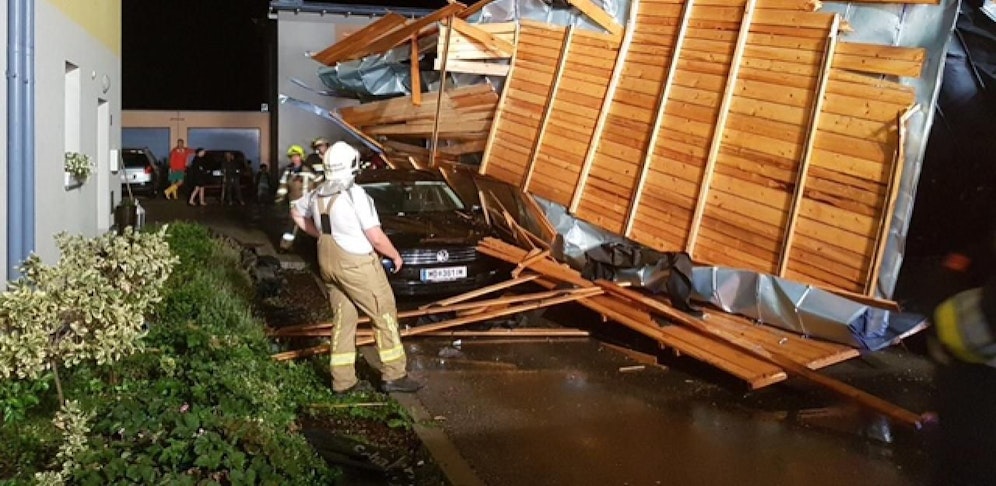 In Trumau wurde das Dach eines Wohnhauses abgedeckt.