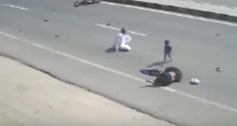 Wunder: Nach dem Crash sind Vater und Kind schnell wieder auf den Beinen. Die Mutter blieb liegen und musste in ein Spital eingeliefert werden. 