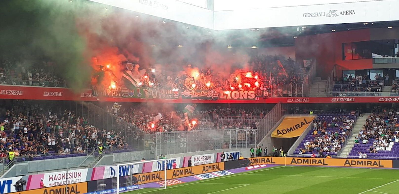 Derby-Time! Rapids Fans nebeln mit ihrer Pyrotechnik das Austria-Stadion ein. 