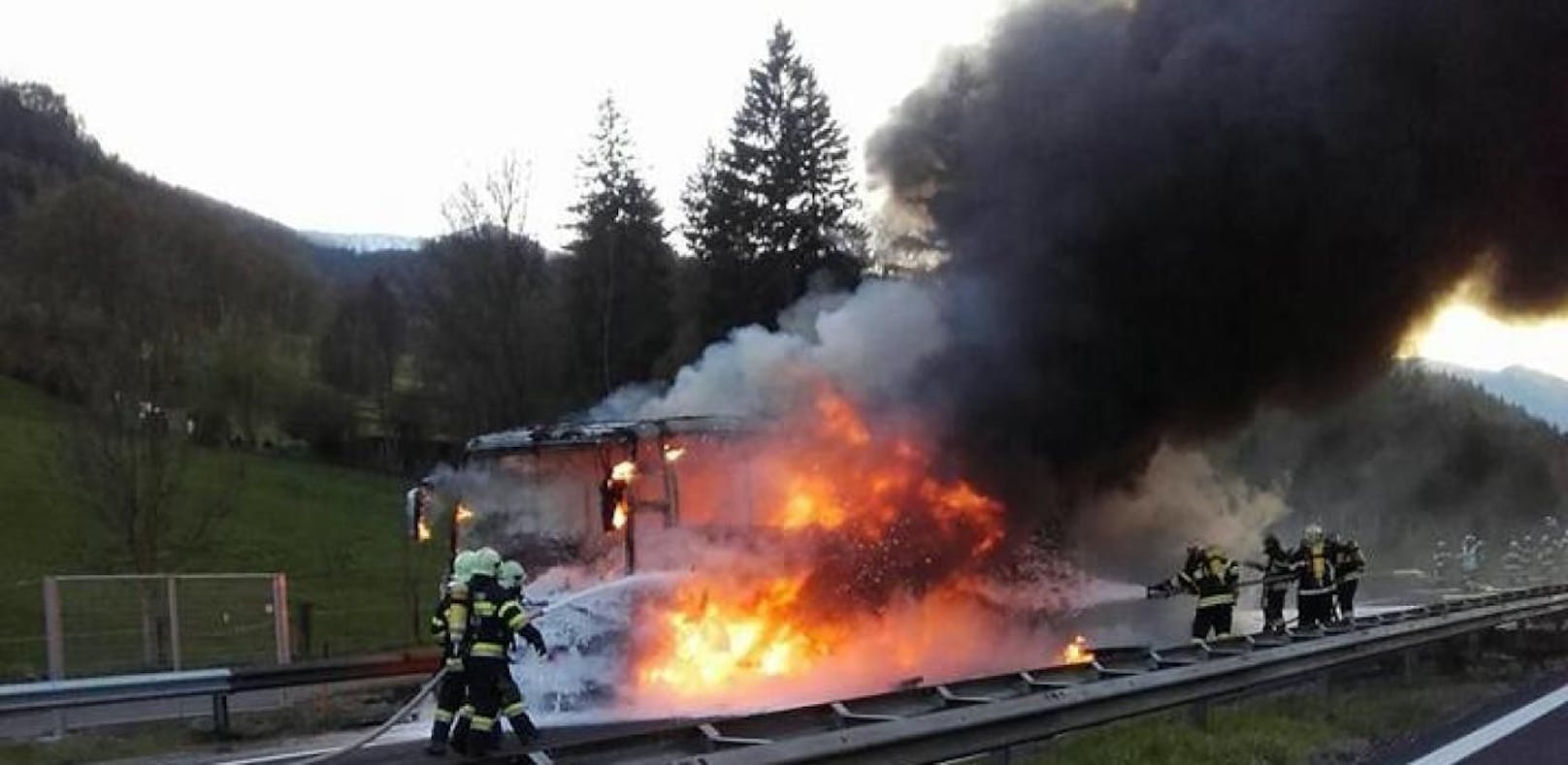 Bus völlig ausgebrannt, Asphalt geschmolzen