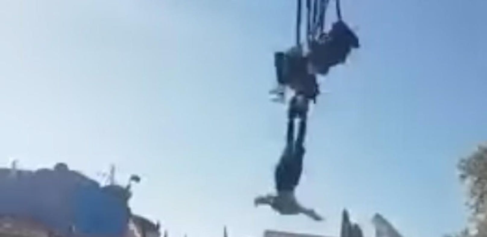 Video: Frau fällt aus Riesen-Schaukel