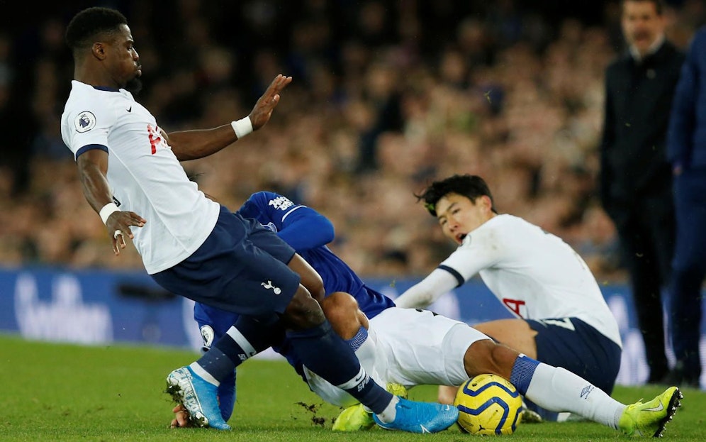 Das Foul: Son trifft Gomes am Knöchel, entschuldigt sich sofort. 