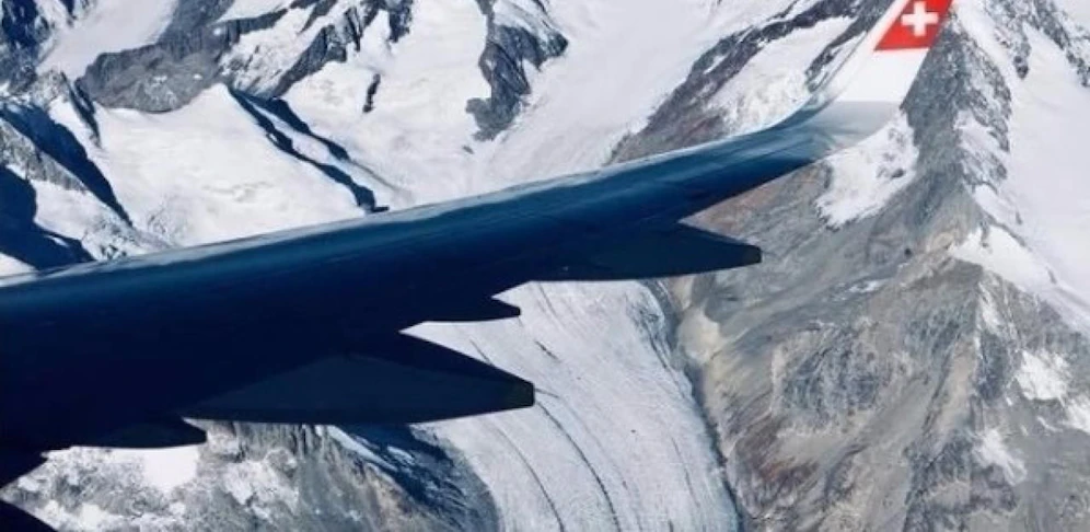 "Das Beste der Schweiz": Der Pilot verkürzt die Wartezeit bis zur Landung mit einem Flug über die Alpen.