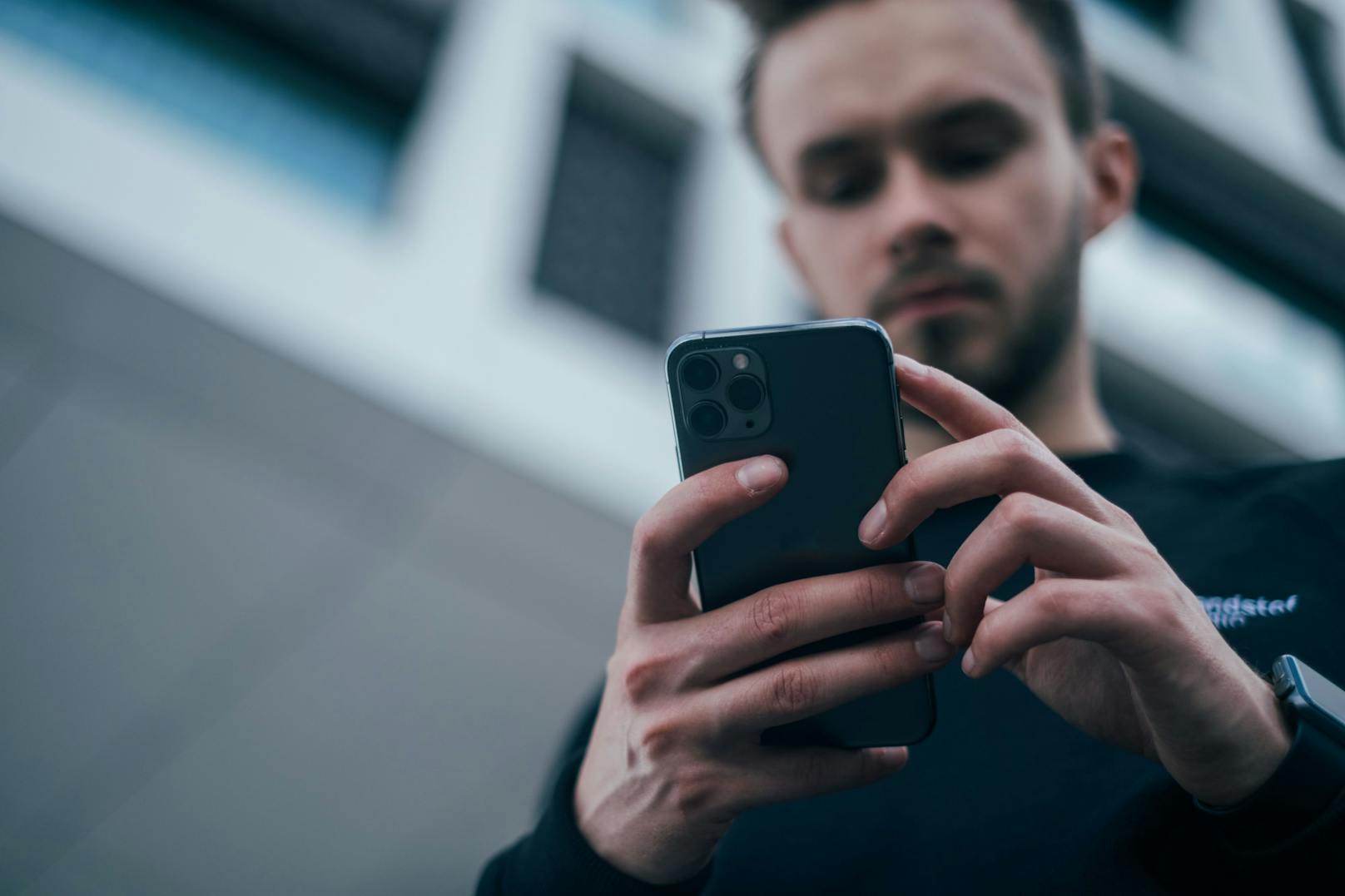 In Österreich macht eine neue Handy-Falle die Runde. "Achtung: Derzeit erhält man auf Smartphones häufig Betrugs-SMS mit dem Hinweis, ein neues Voicemail sei da und über einen Link abrufbar. ...