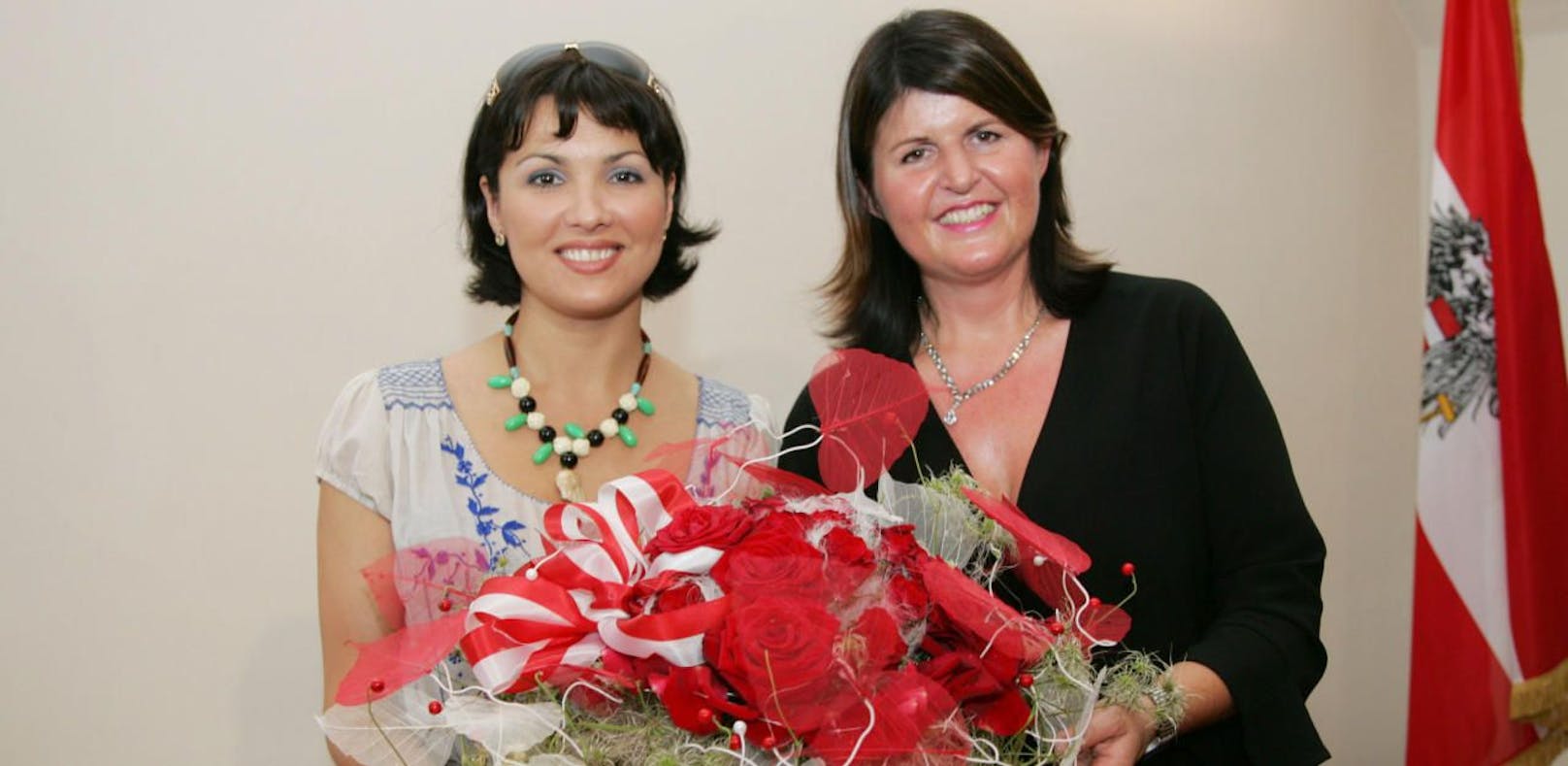 Opernsängerin Anna Netrebko (l.) bei ihrer Einbürgerung im Jahre 2006 mit der damaligen Salzburger Landeshauptfrau Gabi Burgstaller (SPÖ). Sie wurde &quot;in besonderen Interesse der Republik&quot; eingebürgert.