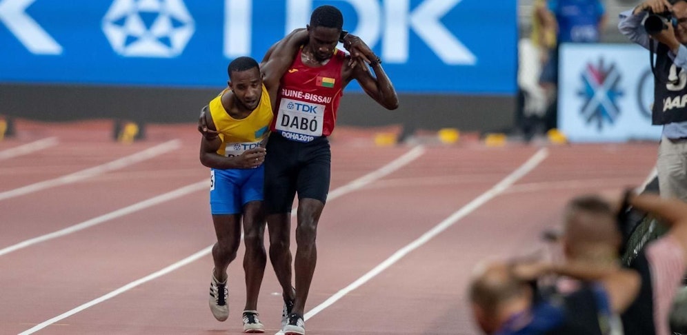 Braima Suncar Dabo hilft Jonathan Busby ins Ziel