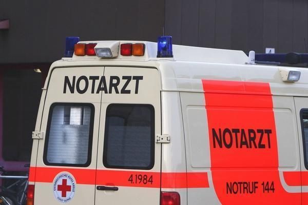 Per Rettung wurde das Crash-Opfer ins Landesklinikum Baden gebracht.