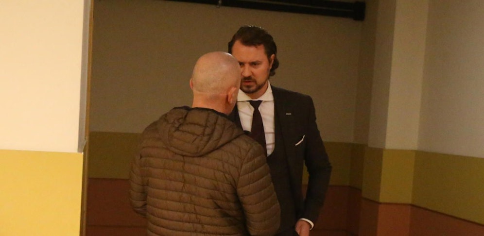 Der Angeklagte (links) und sein Anwalt Michael Jobst (rechts)