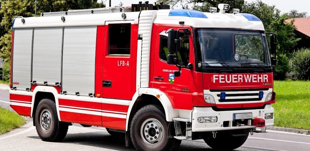 Sieben Wehren bekämpfen derzeit einen Haus- und Scheunenbrand. 