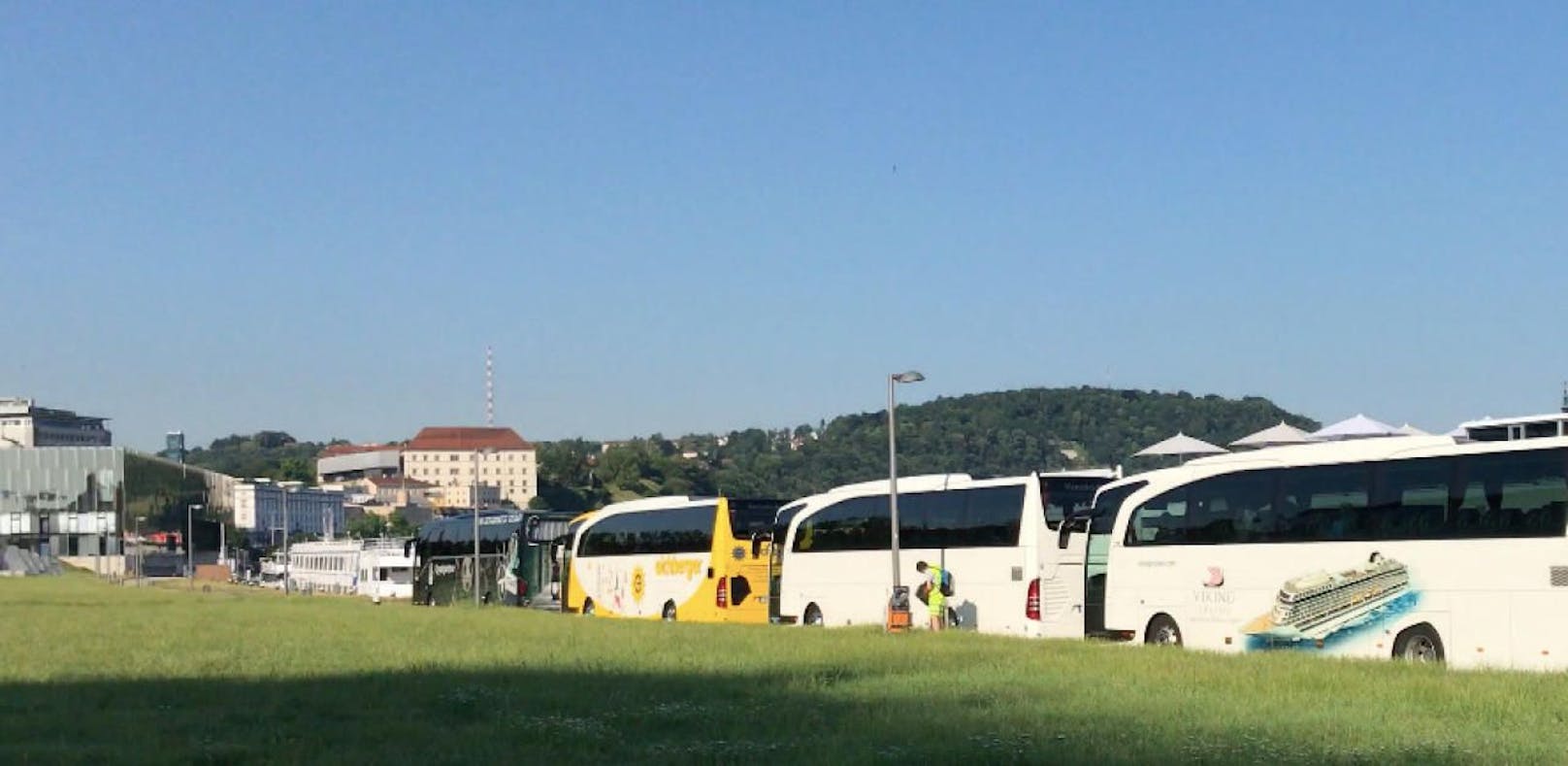 Busse parken täglich den Linzer Donaupark zu, um die Schiffstouristen dann etwa nach Salzburg zu bringen.