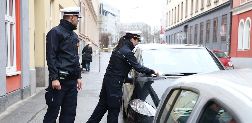 Bei einer Kontrolle hielt ein 29-Jähriger plötzlich eine Pistole in der Hand, drohte einem weiblichen Parkhsheriff (Symbolbild).