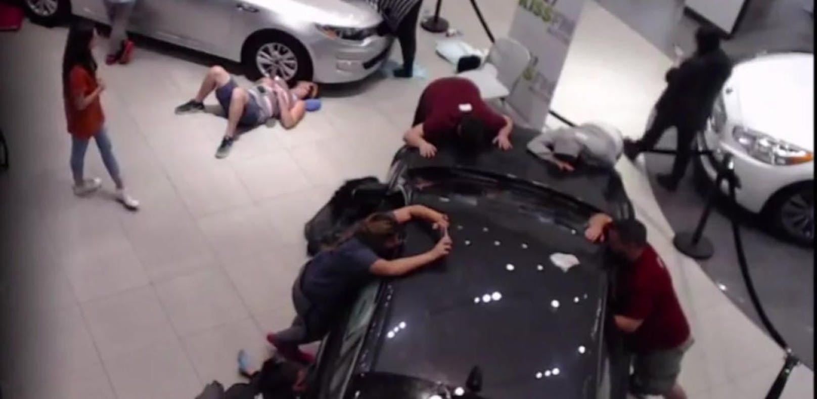 Video: Wer das Auto am längsten küsst, gewinnt