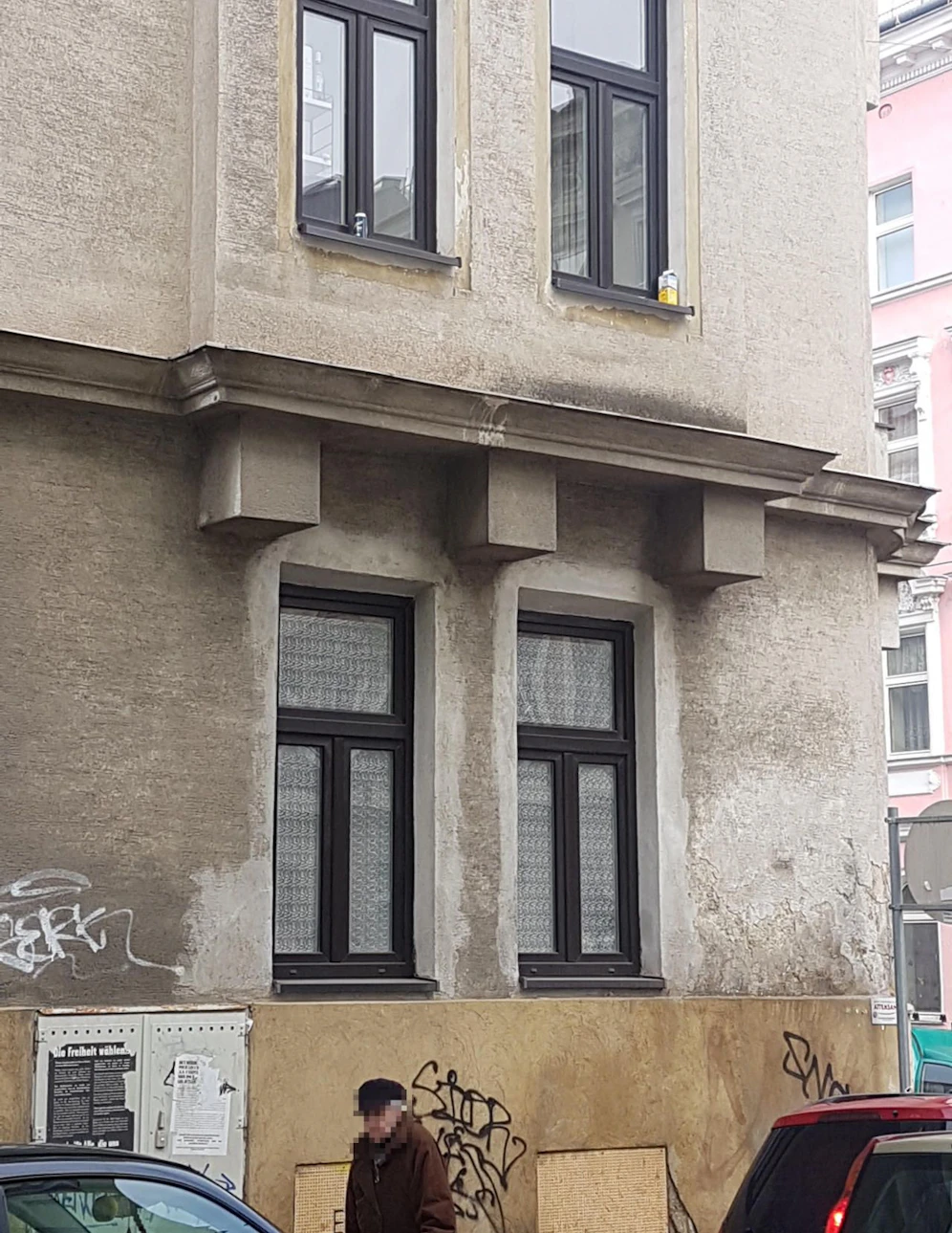 Lebensmittel am Fensterbrett: "Das könnte auch einen Fußgänger treffen", befürchtet ein "Heute"-Leser