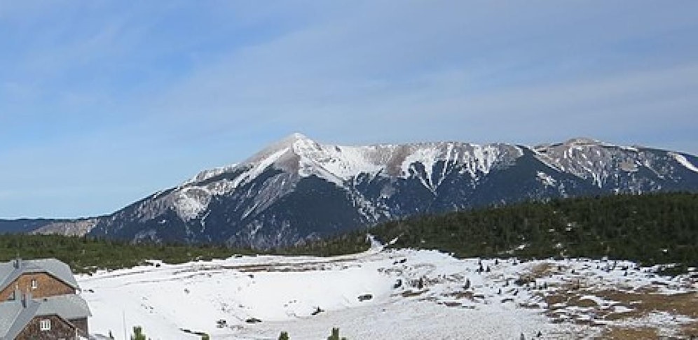 Auf der Rax kam es zu einem tödlichen Alpinunfall. Ein 36-Jähriger stürzte ab, als er seinen Begleiterinnen helfen wollte.