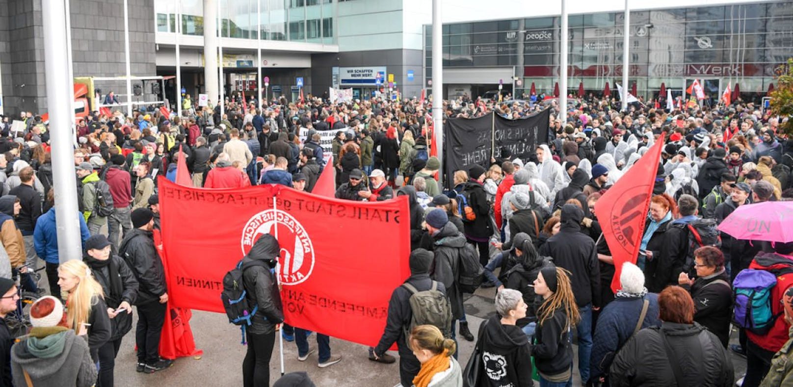 Beim Rechten-Kongress im Vorjahr: Demonstranten vor dem Linzer Hauptbahnhof