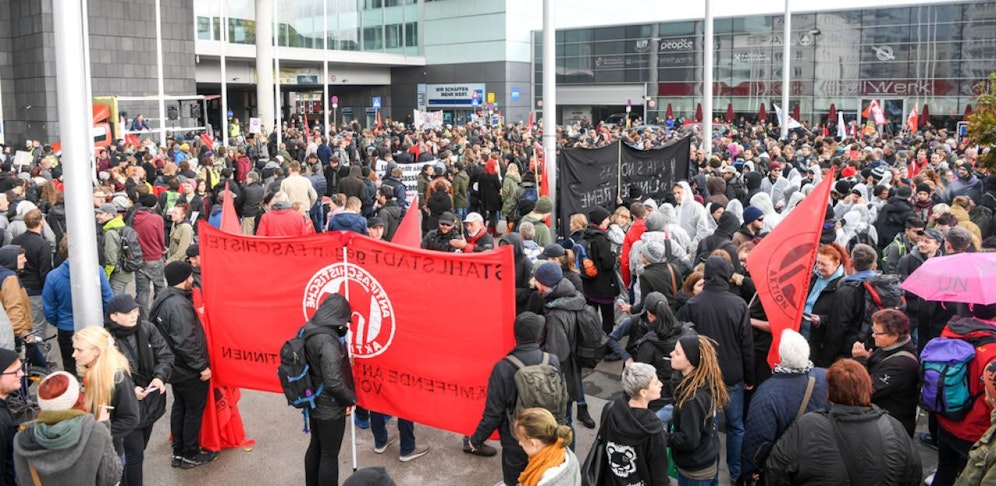 Beim Rechten-Kongress im Vorjahr: Demonstranten vor dem Linzer Hauptbahnhof