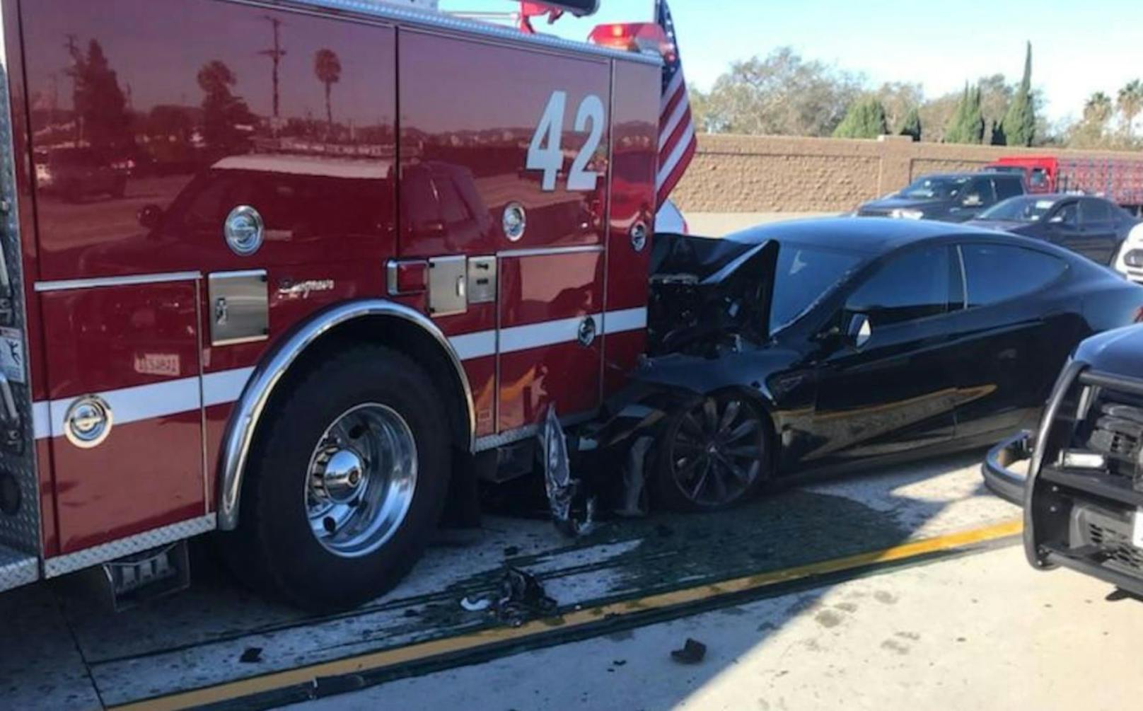 Rumms: Der Tesla hat in Culver City (USA) das geparkte Feuerwehrauto gerammt.