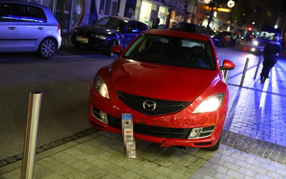 Ein stählerner Poller wurde durch die Wucht des Aufpralls wie ein Streichholz umgeknickt. Das Auto kam darauf zu stehen.