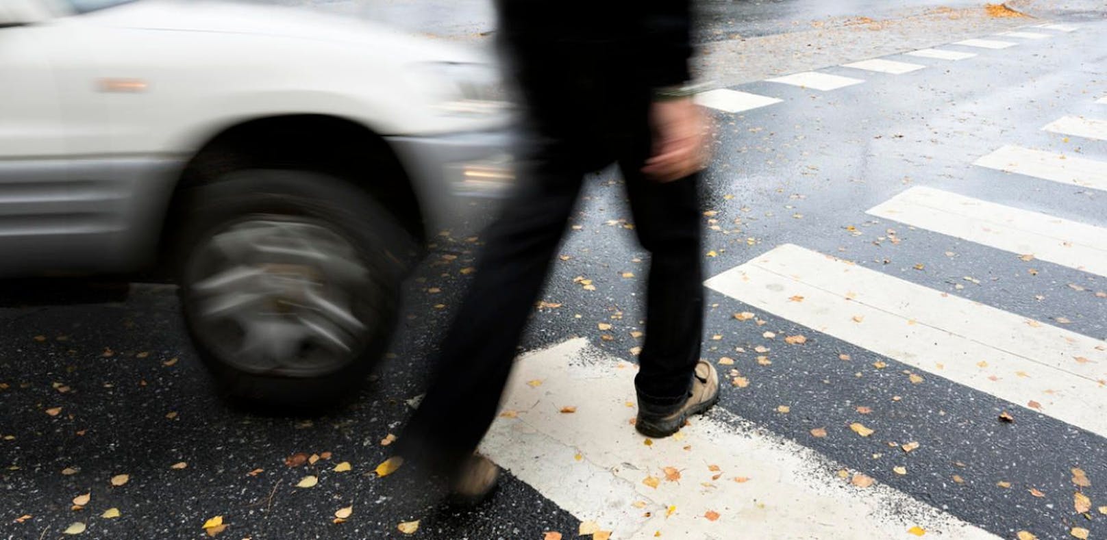 Symbolfoto eine sich anbahnenden Unfall mit einem Fußgänger.