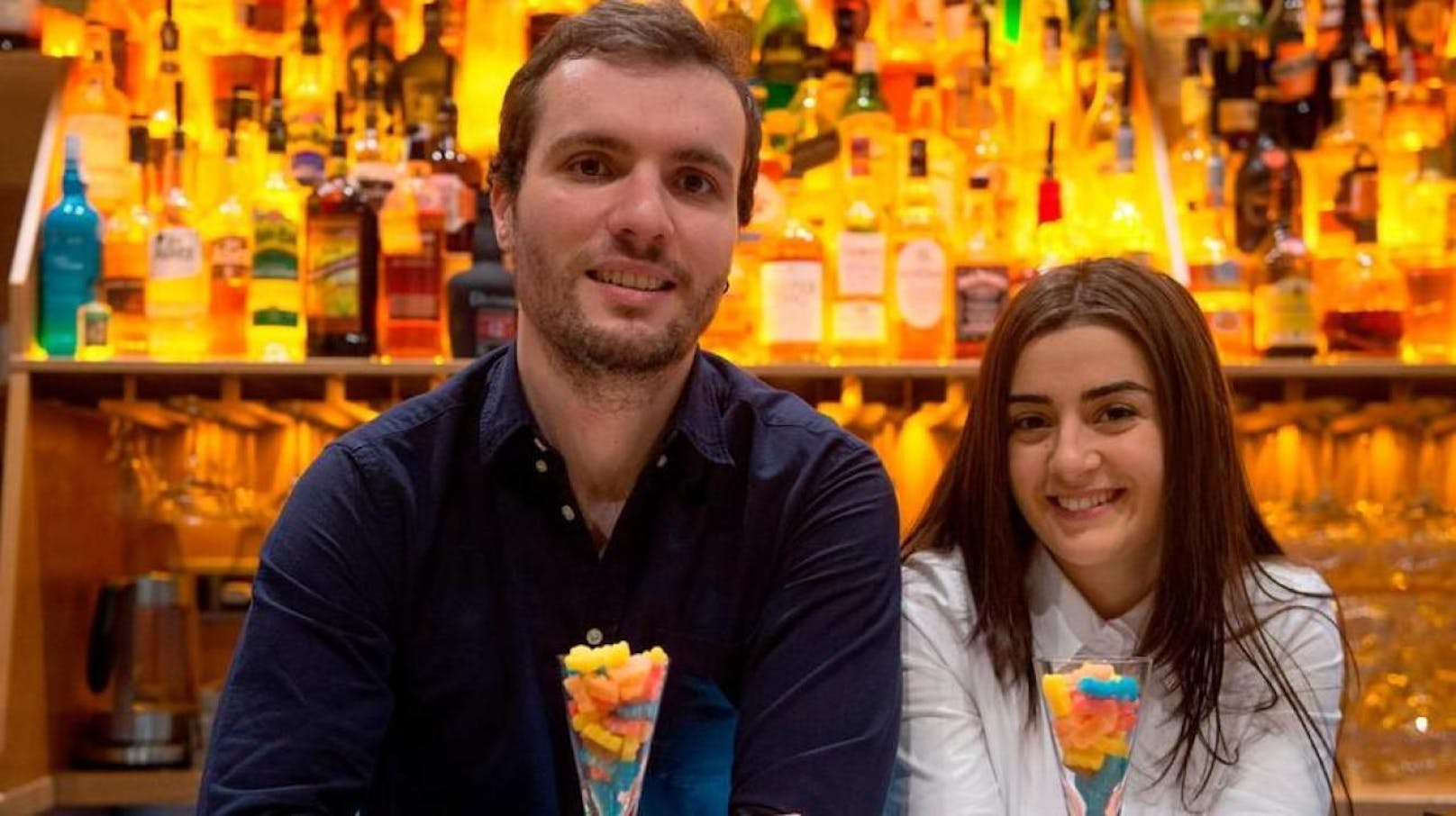 Ander Mendez mit Mitgründerin Tamar Gigolashvili und den alkoholhaltigen Gummibärchen.