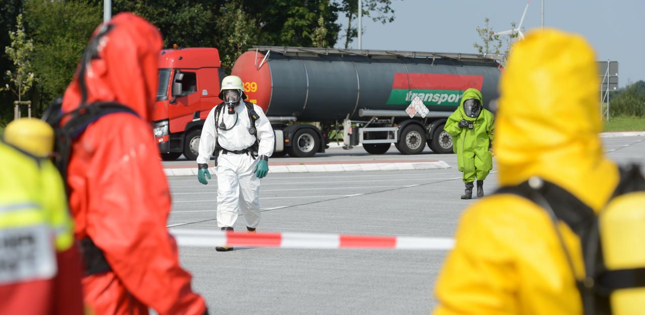 Heute.at - Giftalarm! Lkw mit Gefahrengut in Flammen