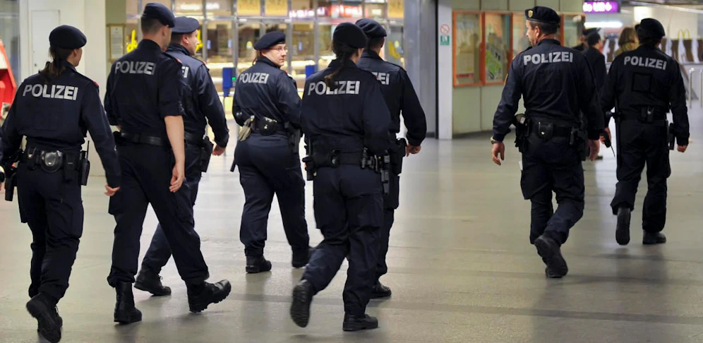 Im Zuge der Kontrolle rastete die 36-Jährige völlig aus, schlug einer Polizistin mit der Faust ins Gesicht und versuchte sie zu bespucken (Symbolbild).