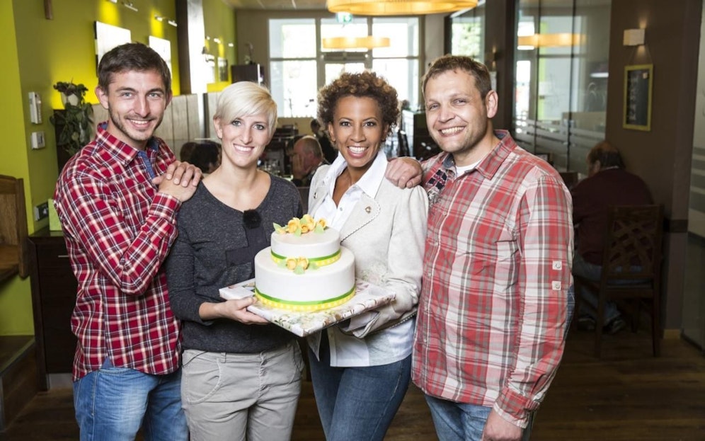 Arabella Kiesbauer hilft einsamen Wirten bei der Suche nach einer Frau.