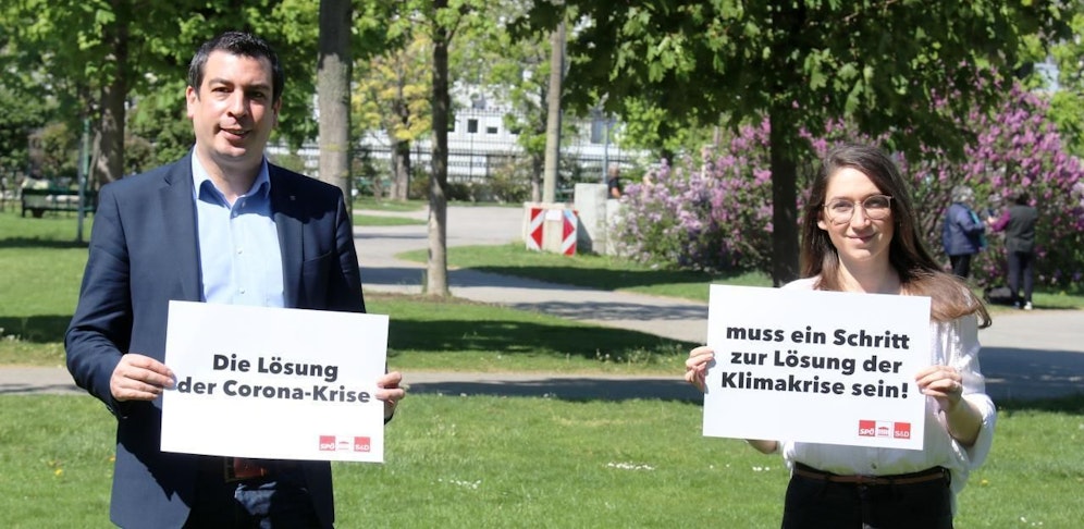 Sidl und Herr machen plakativ auf ihre Sache aufmerksam.