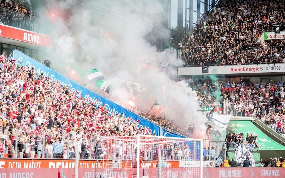 Böllerwurf in der Kölner Südkurve. 