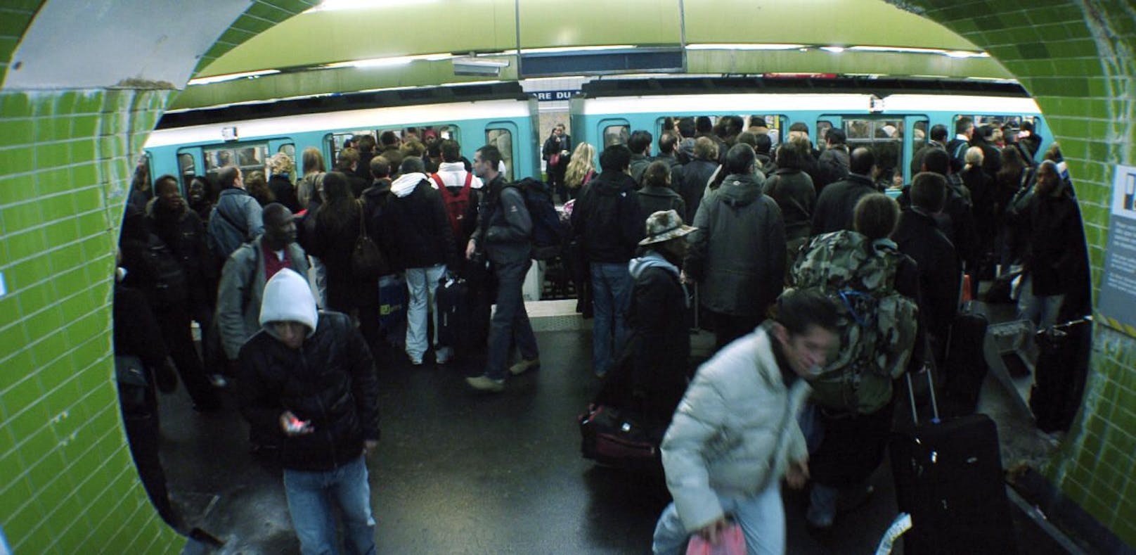 In Pariser U-Bahnstationen muss man bei Benutzen eines Einbahneingangs in Gegenrichtung Strafe zahlen.