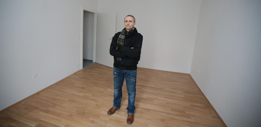 Werner H. ist dankbar für die Wohnung, kann sich den Heizungs-Einbau aber nicht leisten.