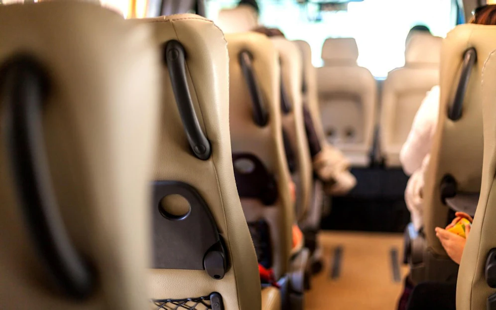 Die Chauffeurin stellte den Bus in der Garage ab und ließ das Kleinkind darin zurück. (Symbolbild)  