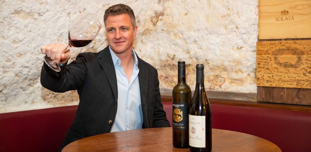 Ralf Schumacher mit eigenem Wein.