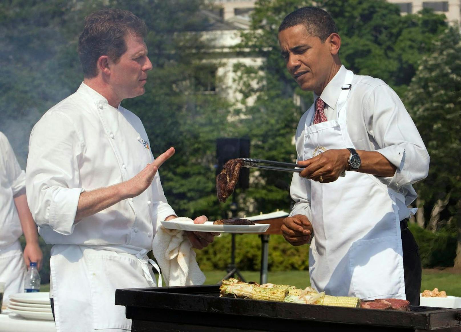 Der damalige US-Präsident Barack Obama beim gemeinsamen Grillen mit Promikoch Bobby Flay auf dem Rasen des Weißen Hauses im Juni 2009.