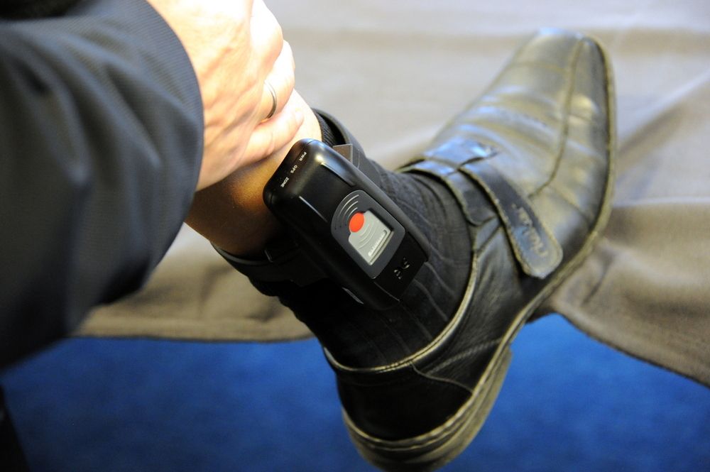 Die Fußfessel soll bei erneuter Annäherung an das frühere Opfer die Behörden alarmieren.