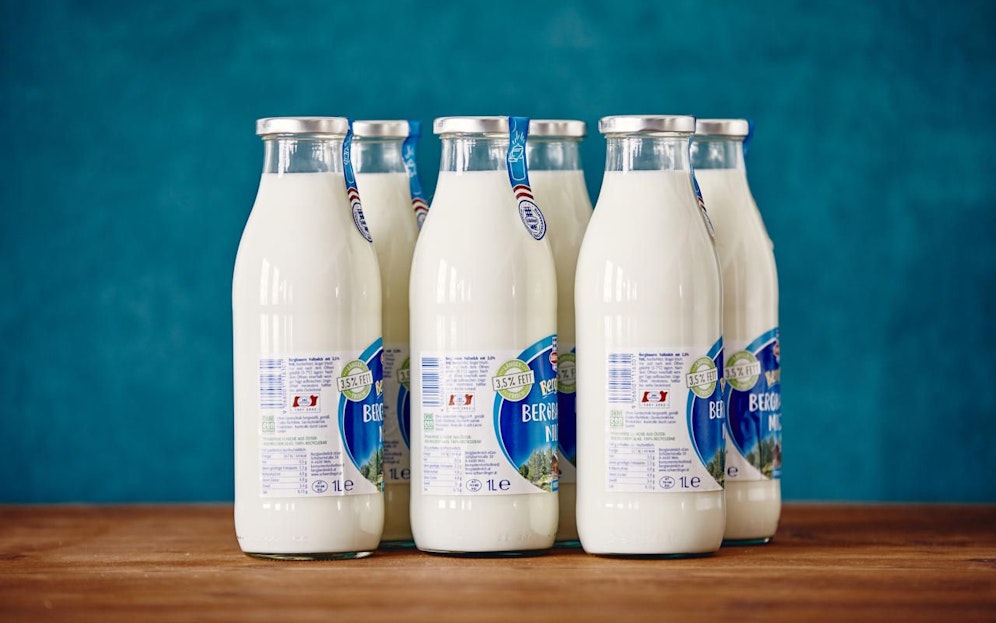 Berglandmilch stellt auf wiederbefüllbare Pfandflaschen aus Glas um.