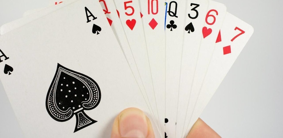 In einem Berliner Lokal wurde mit verseuchten Spielkarten betrogen.