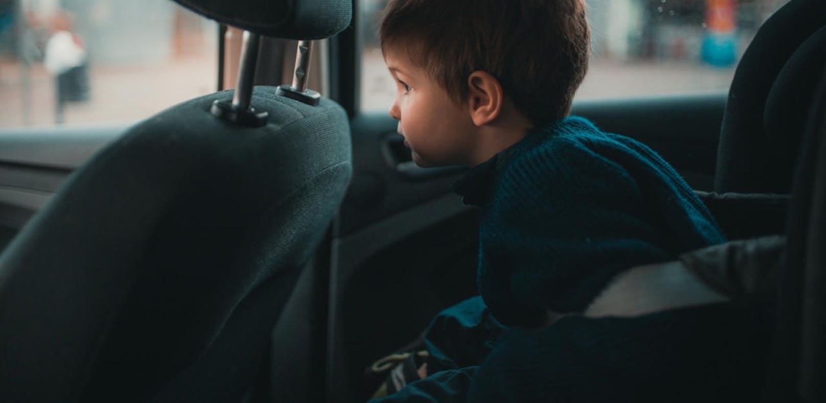 Mann stahl Auto – mit zwei Kindern am Rücksitz